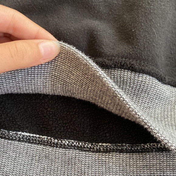 Off the shoulder Hollister hoodie with finger holes. - Picture 2 of 7